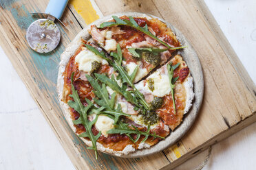 Homemade glutenfree pizza with mozzarella, rocket pesto and fresh rocket - SBDF002788