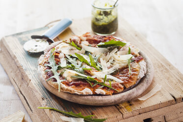Homemade glutenfree pizza with mozzarella, rocket pesto, parmesan and fresh rocket - SBDF002790