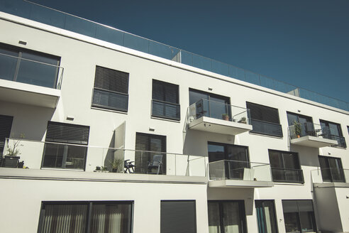 Fassade eines modernen Mehrfamilienhauses mit Balkonen - CMF000408