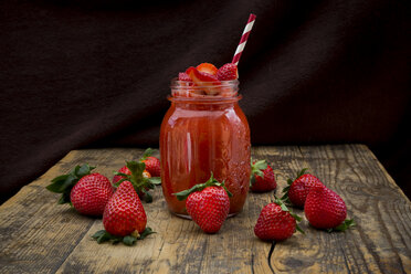 Ein Glas Erdbeer-Smoothie - LVF004810