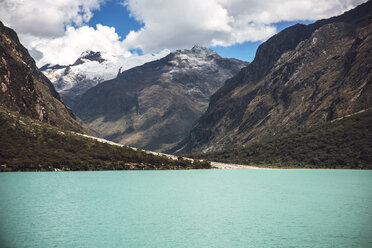 Peru, Huaraz, Blick auf den Berg Huandoy und den Paron-See im Vordergund - EHF000334