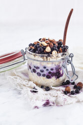 Einmachglas mit Overnight Oats mit Ananas, Kokosnuss, Chia-Pudding, Haselnüssen und Beeren - SBDF002801