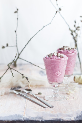 Zwei Gläser Himbeermousse mit Schokoladenstreuseln, lizenzfreies Stockfoto