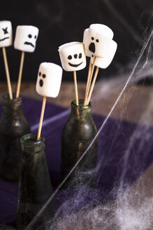 Halloween-Marshmallows mit Geistergesichtern auf Spießen - SBDF002805