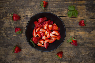 Schale mit geschnittenen und ganzen Erdbeeren - LVF004816
