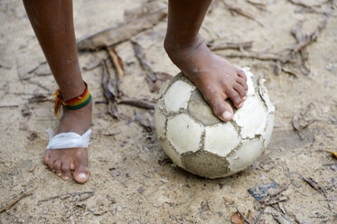 Brasilien, Itaituba, Pimental, Junge mit Barfußfußball - FLK000700