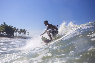 Indonesien, Bali, Surfer auf Welle - KNTF000276