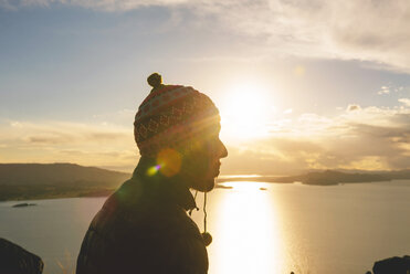Peru, Insel Amantani, Silhouette eines Mannes, der den Sonnenuntergang auf dem Gipfel der Pachamama genießt - GEMF000881