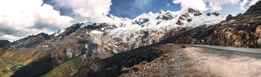 Peru, schneebedeckte Berge in Huaraz, Panoramablick - EHF000341