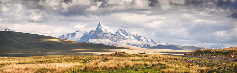 Peru, schneebedeckte Berge in Huaraz, Panoramablick - EHF000343