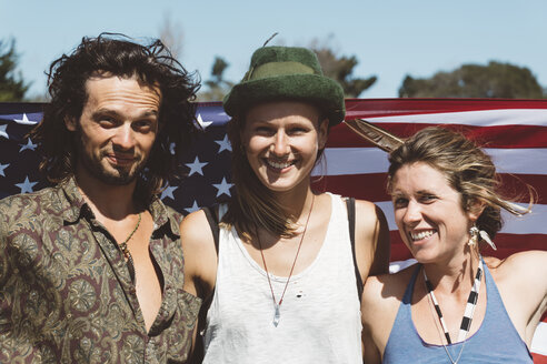 Porträt von drei lächelnden Hippies mit US-Flagge - GIOF000900