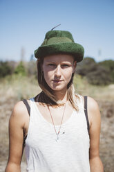 Porträt eines Hippies mit Hut - GIOF000907