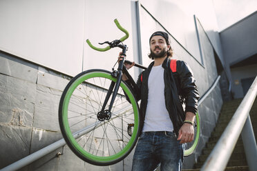 Junger Mann mit Fixie-Fahrrad - RAEF001084