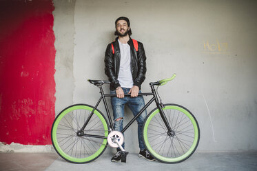 Junger Mann mit Fixie-Fahrrad - RAEF001085