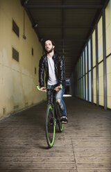 Young man riding fixie bike - RAEF001092