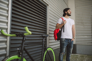 Junger Mann mit Rucksack und Fixie-Fahrrad - RAEF001095