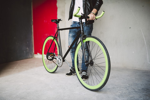 Junger Mann mit Fixie-Fahrrad, lizenzfreies Stockfoto