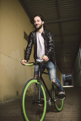 Junger Mann fährt Fixie-Bike - RAEF001115