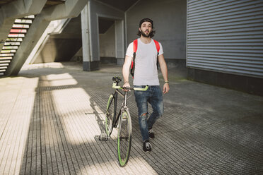 Junger Mann zu Fuß mit Fixie-Fahrrad - RAEF001128