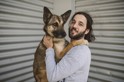 Porträt eines jungen Mannes mit Hund, lizenzfreies Stockfoto