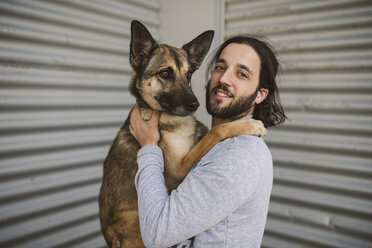 Porträt eines jungen Mannes mit Hund - RAEF001134