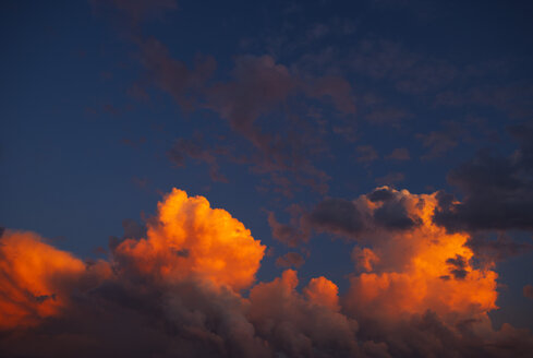 Gewitterwolken im Abendlicht - WWF003987