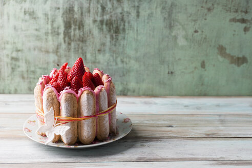 Hausgemachter Erdbeerkuchen mit Löffelbiskuits - MYF001464