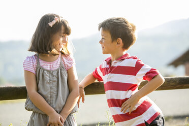 Kleiner Junge und kleines Mädchen verbringen Zeit miteinander - ZOCF000107