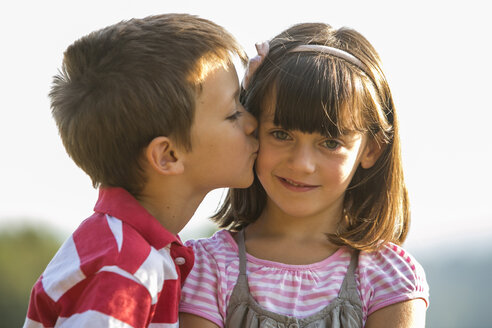 Kleiner Junge küsst seine Freundin - ZOCF000110