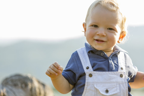 Porträt eines lächelnden kleinen Jungen, lizenzfreies Stockfoto