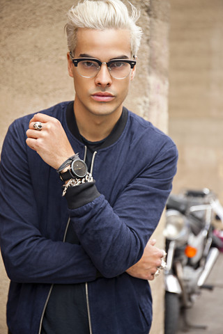 Porträt eines stilvollen jungen Mannes mit Brille, lizenzfreies Stockfoto