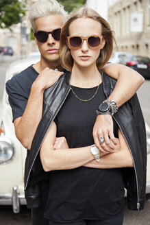 Porträt eines coolen jungen Paares mit Sonnenbrille - CHAF001665
