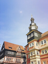 Deutschland, Thüringen, Eisenach, Rathaus und historisches Fachwerkhaus am Marktplatz - GWF004686