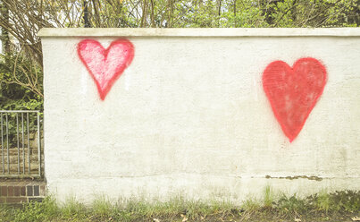 Zwei Graffiti-Herzen auf einer Mauer in Berlin - CMF000412