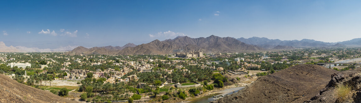 Oman, Dhakiliya, Oasenstadt Bahla, Fort Bahal im Hintergrund, Al Hajar al Gharbi-Gebirge, Panoramablick - AMF004866