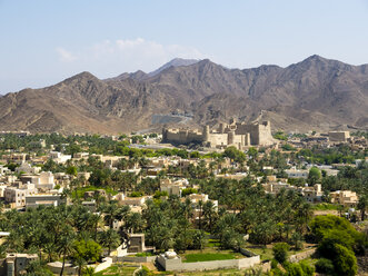 Oman, Dhakiliya, Oasenstadt Bahla, Fort Bahal im Hintergrund, Al Hajar al Gharbi-Gebirge - AMF004867