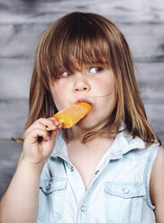 Porträt eines kleinen Mädchens, das einen Eislutscher isst - RTBF000165