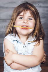 Porträt eines kleinen Mädchens nach dem Verzehr eines Eislutschers - RTBF000167