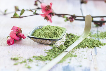 Matcha-Pulver, rosa Blüten und Bambus-Matcha-Löffel - SBDF002860