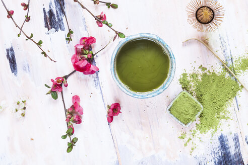 Matcha-Tee in Schale, mit Matcha-Pulver, Löffel und Chasen und rosa Blumen - SBDF002862