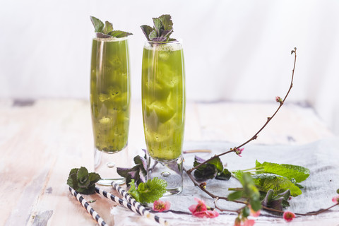 Grüner Matcha-Eistee mit Minze und Zitronenmelisse, lizenzfreies Stockfoto