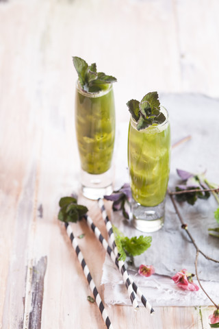 Grüner Matcha-Eistee mit Minze und Zitronenmelisse, lizenzfreies Stockfoto