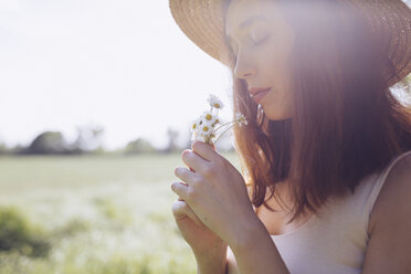 Young woman with daisies at backlight - GIOF000917