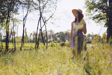 Junge Frau auf einer Wiese im Frühling, lizenzfreies Stockfoto