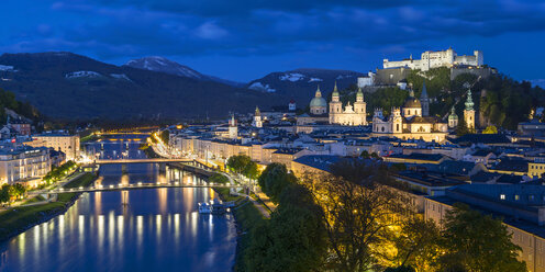 Österreich, Salzburg, Panoramablick auf Salzach, Altstadt und Burg Hohensalzburg bei Sonnenuntergang - YRF000102