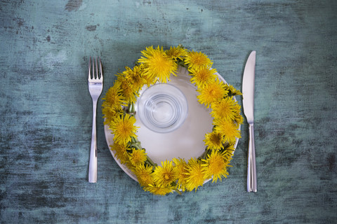 Kranz aus Pusteblumen auf Teller, lizenzfreies Stockfoto