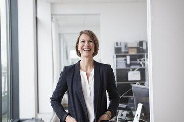 Laughing businesswoman in office - RBF004428