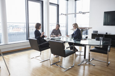 Three businesswomen having a meeting - RBF004489