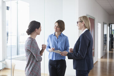 Drei Geschäftsfrauen diskutieren im Amt - RBF004495