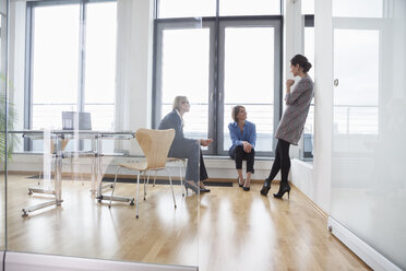 Three businesswomen talking at the window - RBF004514